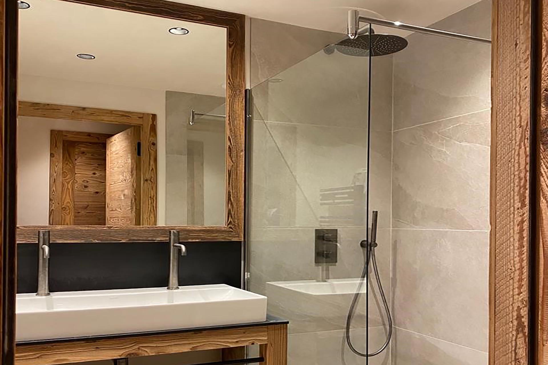 Exquisite turn key Chalet for sale, st Martin de Belleville Free